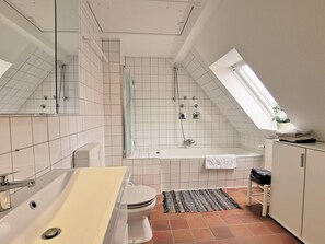 Serviettes fournies, savon, papier toilette