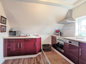 Fridge, microwave, oven, dishwasher - FeWo Sünje - Landhaus Westerweg - Family Petersen (Wanderup)