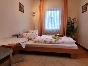 2 habitaciones, escritorio, cuna de viaje y wifi 