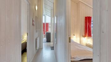 3 bedrooms, travel crib, free WiFi, bed sheets