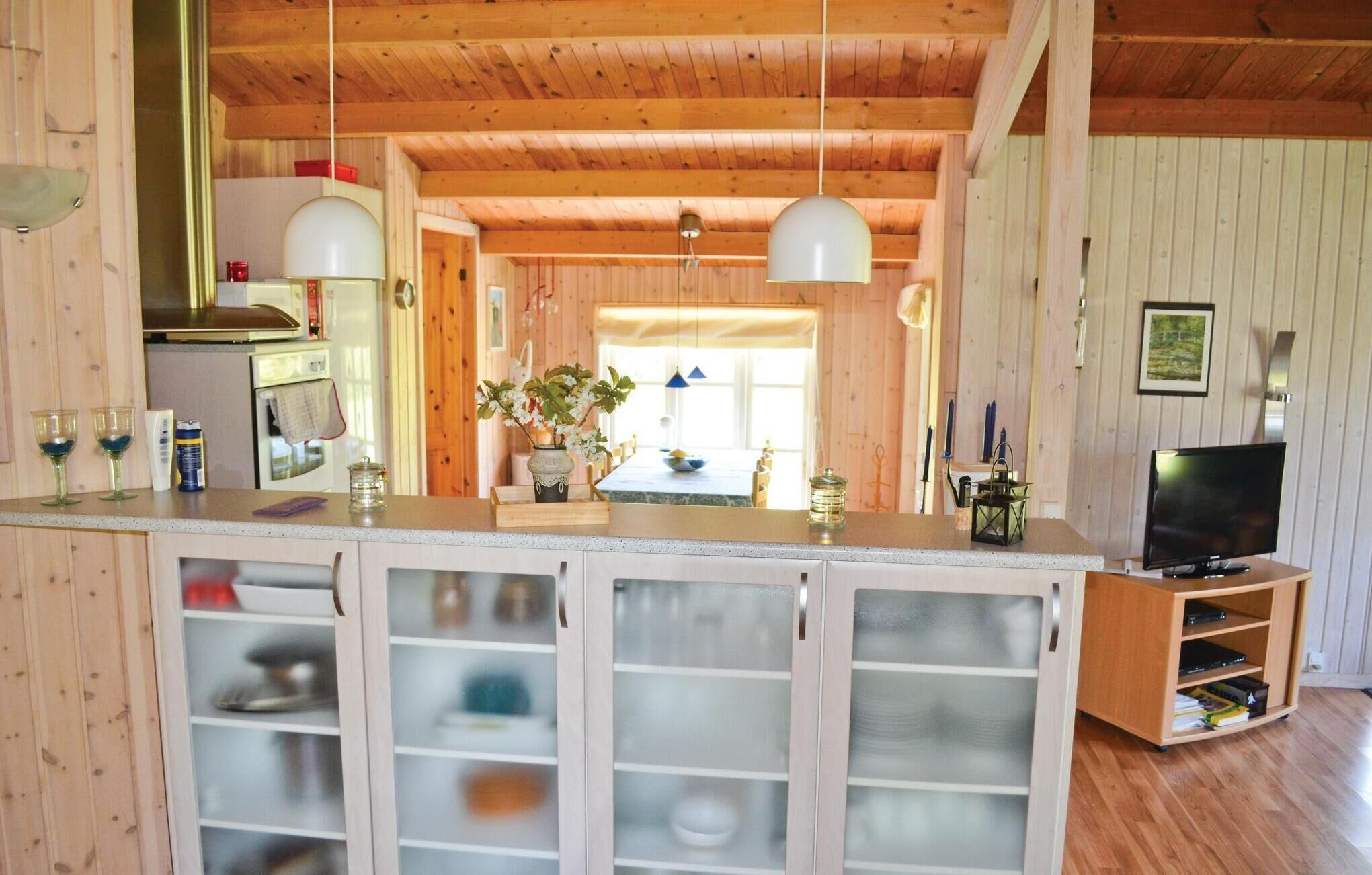 Kylskåp, spishäll, diskmaskin och kaffe- och tebryggare