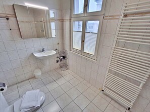 Douche, sèche-cheveux, serviettes fournies