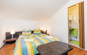 4 bedrooms, travel crib, free WiFi, bed sheets - Lovely apartment in Kampor with kitchen (Kampor)