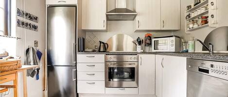 Kylskåp, spishäll, diskmaskin och kaffe- och tebryggare