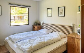 2 bedrooms, travel cot, free WiFi