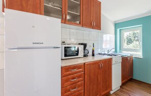 Kühlschrank, Herdplatte, Wasserkocher mit Kaffee-/Teezubehör