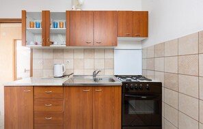 Kühlschrank, Herdplatte, Wasserkocher mit Kaffee-/Teezubehör