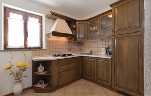 ثلاجة، موقد طهي مسطح، غسالة أطباق، ماكينة لصنع القهوة/الشاي