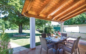 تناول الطعام بالخارج