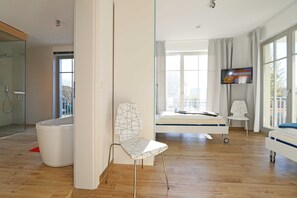 2 Schlafzimmer, Schreibtisch, Bügeleisen/Bügelbrett, Reisekinderbett