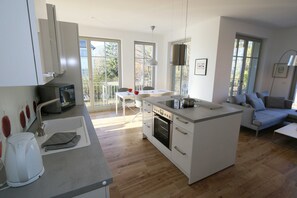 Kjøleskap, mikrobølgeovn, ovn og oppvaskmaskin