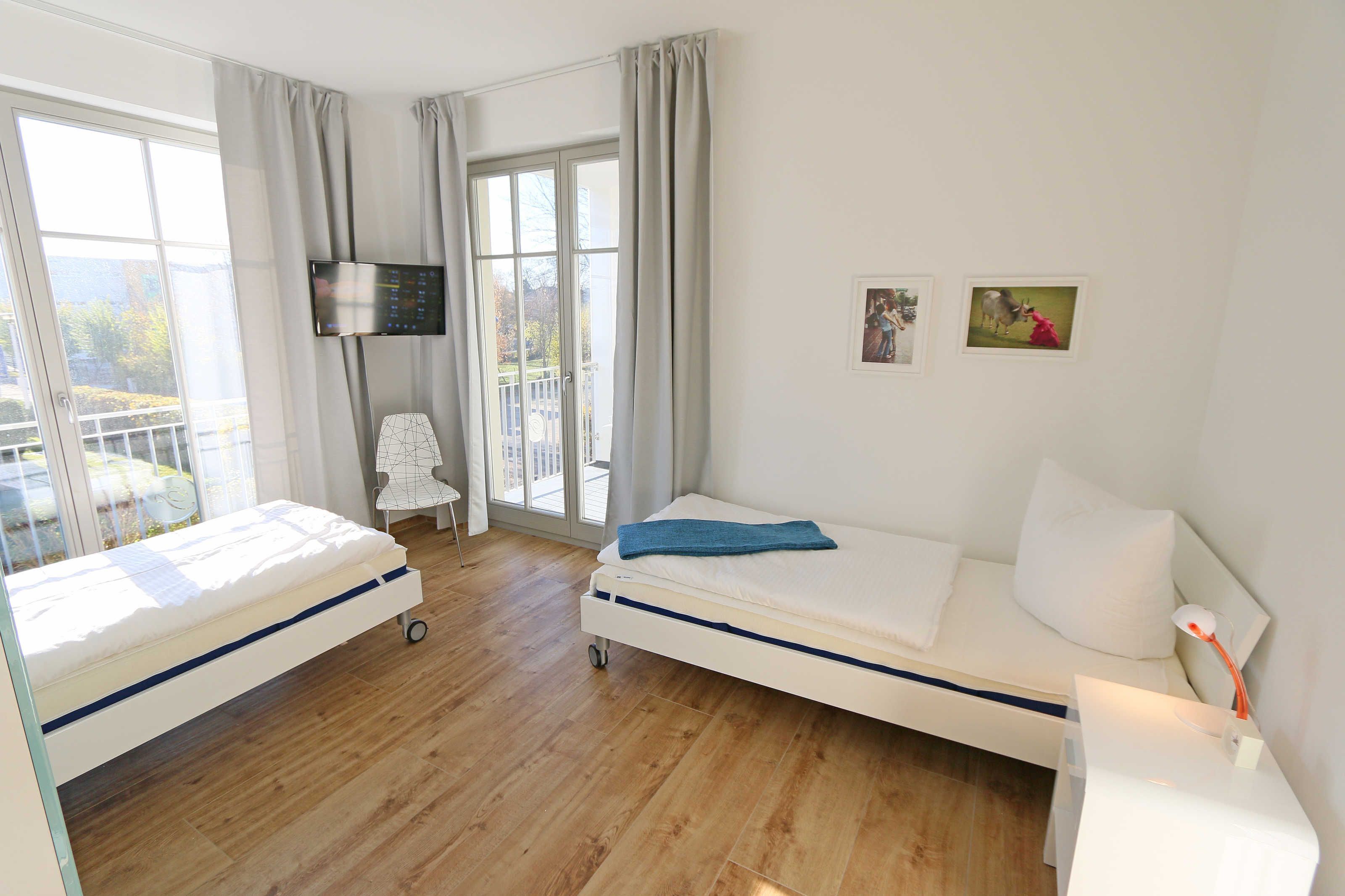 2 slaapkamers, een bureau, een strijkplank/strijkijzer, reisbedje