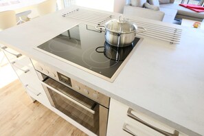 Kühlschrank, Mikrowelle, Ofen, Geschirrspüler