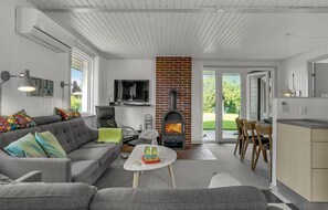 TV, fireplace