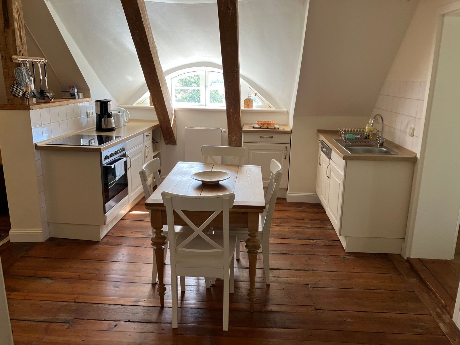 Jääkaappi, uuni, astianpesukone, syöttötuoli