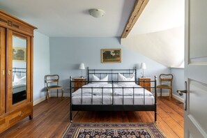 3 bedrooms, travel crib, WiFi, bed sheets