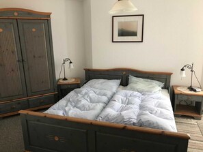 2 bedrooms, travel cot, bed sheets