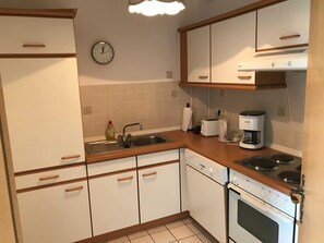 Réfrigérateur, four, lave-vaisselle, cafetière/bouilloire