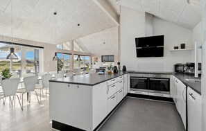Fridge, microwave, stovetop, dishwasher - Stunning home in Hvide Sande with sauna (Hvide Sande)