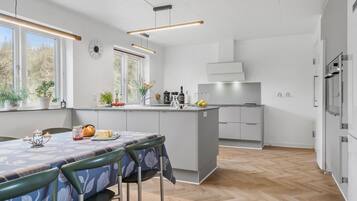 Geladeira, micro-ondas, fogão, cooktop