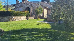 Un bâtiment en pierre doté d’une arche centrale, d’une cheminée et d’une petite tour.