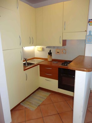 Jääkaappi, mikroaaltouuni, uuni, liesi