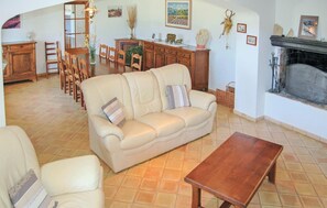 Fernseher, Kamin, DVD-Player