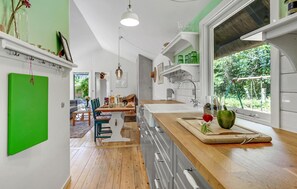 Kühlschrank, Ofen, Wasserkocher mit Kaffee-/Teezubehör