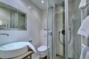 Dusche, Haartrockner, Handtücher