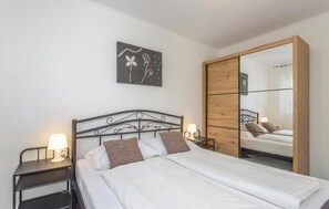 bedroom - Cozy home in Risika with WiFi (Risika)