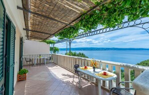 Outdoor dining - Nice apartment in Omis with WiFi (Omis)