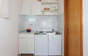 Kjøleskap, kokeplater og kaffetrakter/tekoker