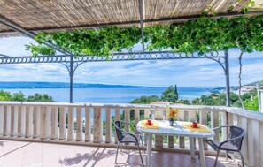 Outdoor dining - Nice apartment in Omis with WiFi (Omis)