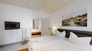 3 bedrooms, travel crib, WiFi