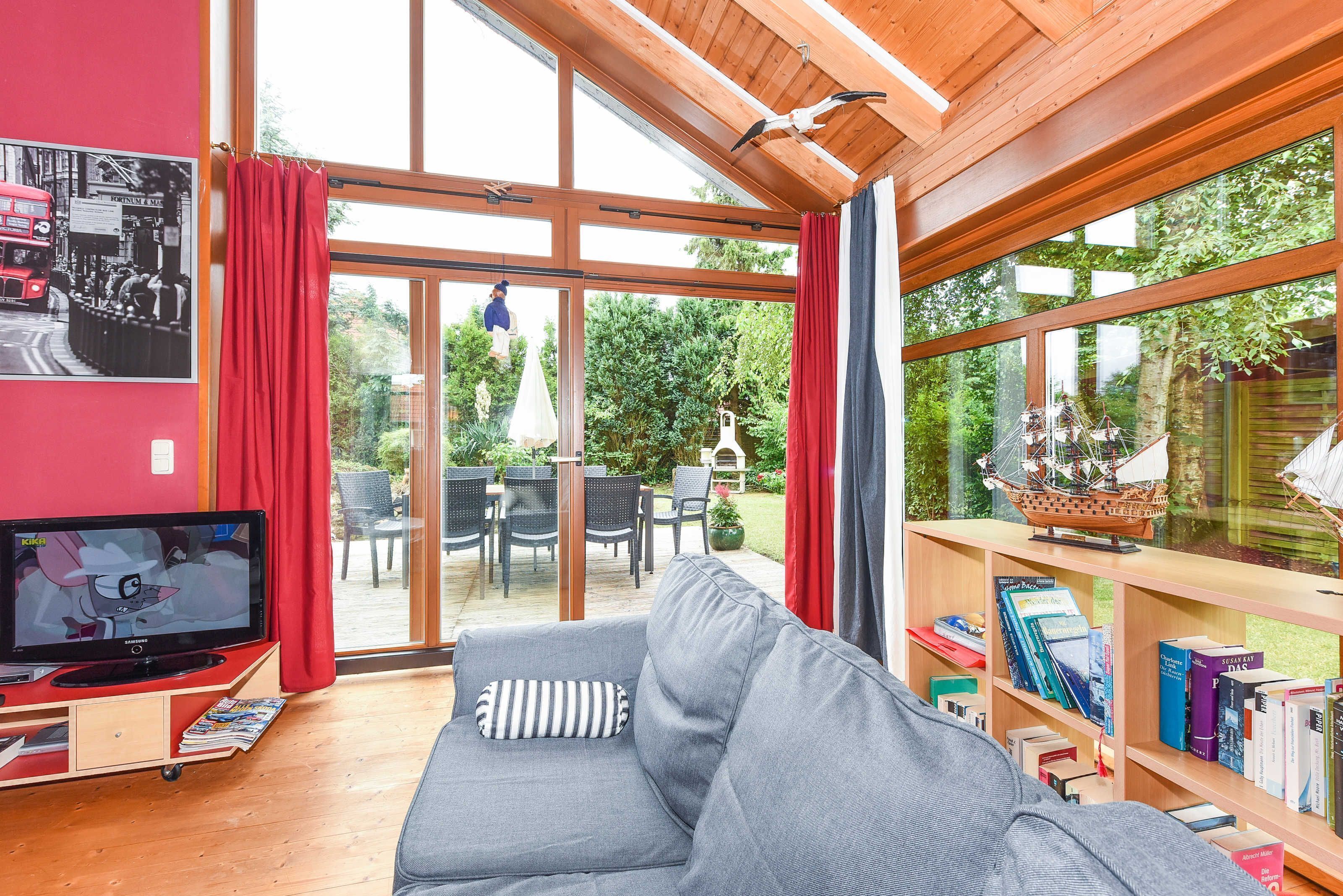 Een televisie en een open haard