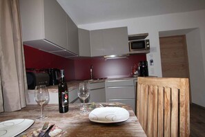 Kühlschrank, Mikrowelle, Herdplatte, Geschirrspüler