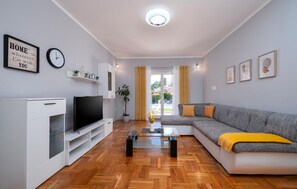 TV, lareira, pebolim, mesa de pingue-pongue