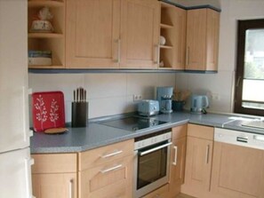 Kühlschrank, Ofen, Geschirrspüler, Hochstuhl