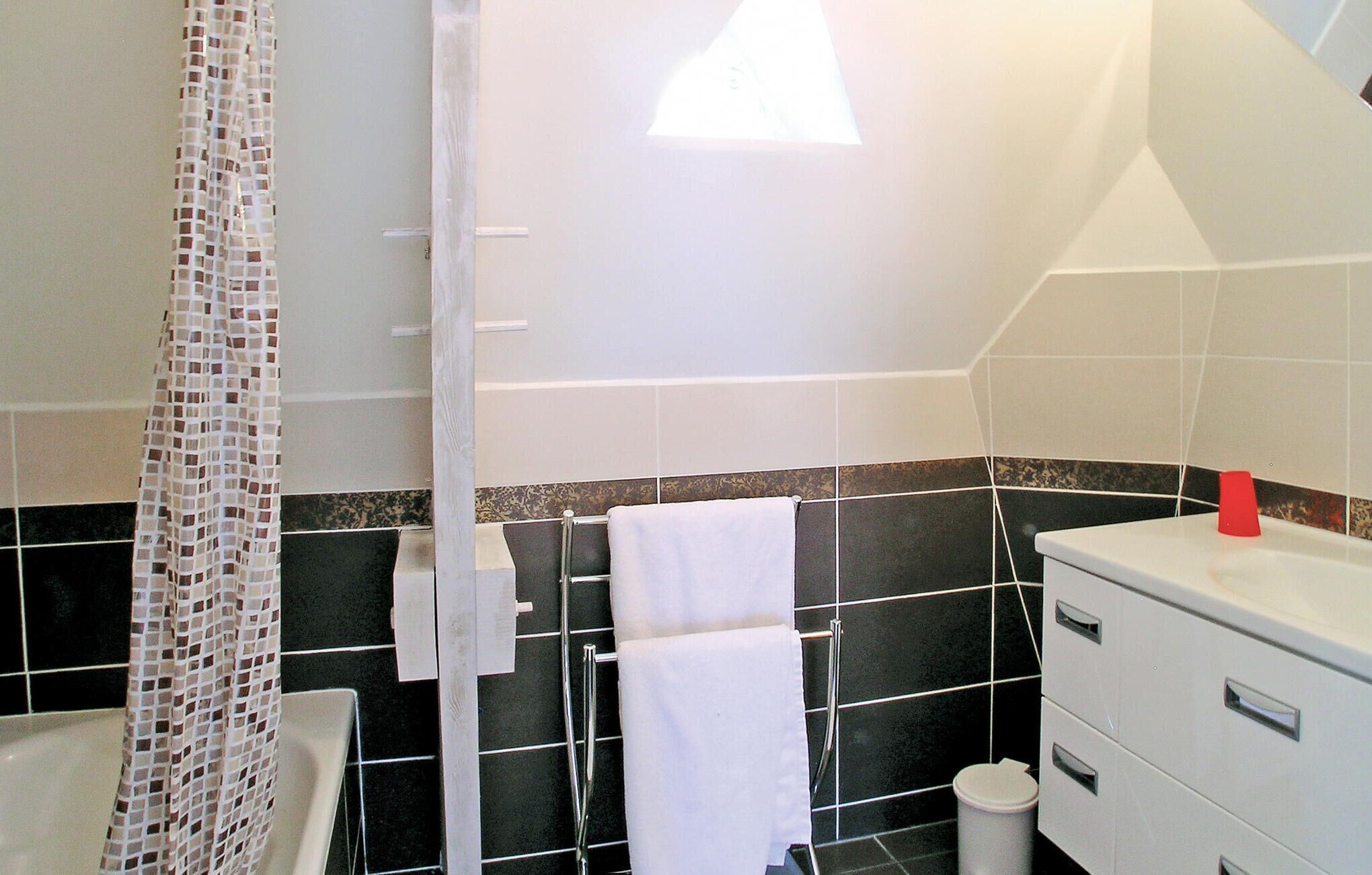 Een badkamer met een douche, toilet en wastafel.