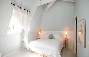 2 bedrooms, travel cot, free WiFi, bed sheets