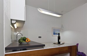 Fridge, stovetop, coffee/tea maker - Cozy apartment in Pula with WiFi (Pula)