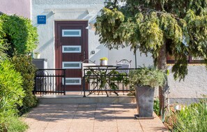 Outdoor dining - Cozy apartment in Pula with WiFi (Pula)