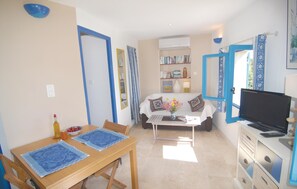 TV, DVD player - Stunning apartment in ISTRES with WiFi (ISTRES)