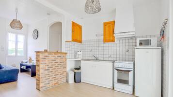 Fridge, stovetop, coffee/tea maker