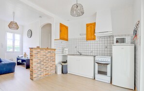 Kühlschrank, Mikrowelle, Herdplatte, Wasserkocher mit Kaffee-/Teezubehör