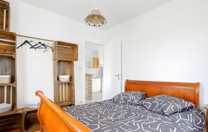 2 bedrooms, travel cot, free WiFi, bed sheets