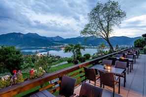 Outdoor dining - Double Room DE LUXE - single occupancy - The Westerhof - Hotel in Tegernsee (Tegernsee)