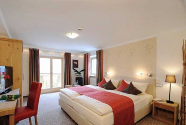 1 bedroom, desk, WiFi, bed sheets