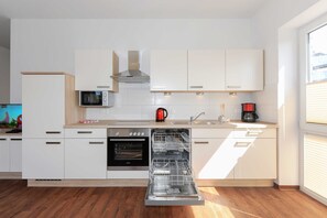 Kühlschrank, Mikrowelle, Ofen, Geschirrspüler