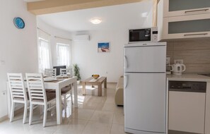 Réfrigérateur, four à micro-ondes, surface de cuisson, lave-vaisselle